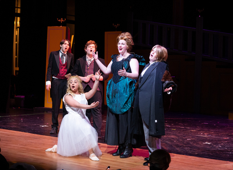 PHOTO: Bringing down the house